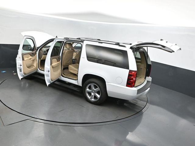 Photo of 2013 White Chevrolet Suburban