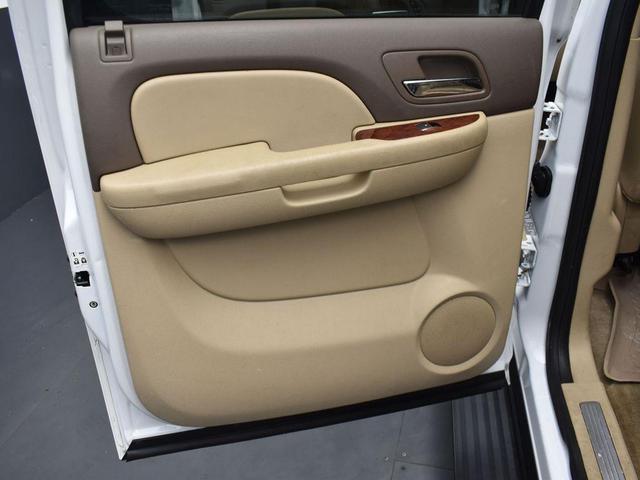 Photo of 2013 White Chevrolet Suburban