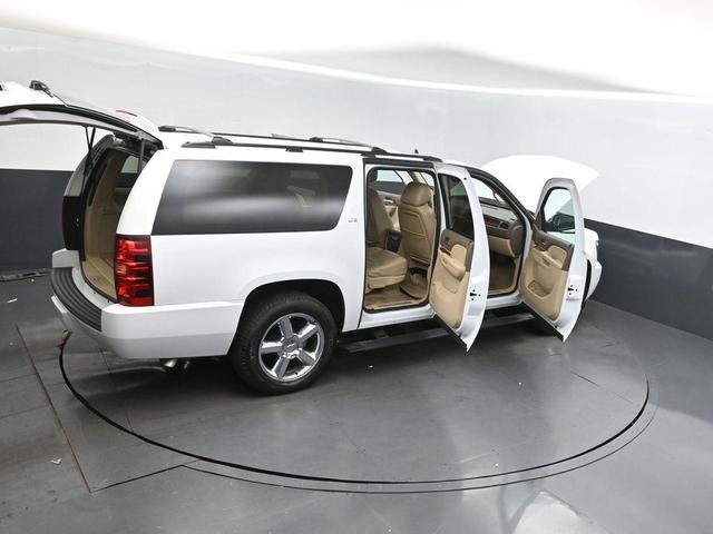 Photo of 2013 White Chevrolet Suburban