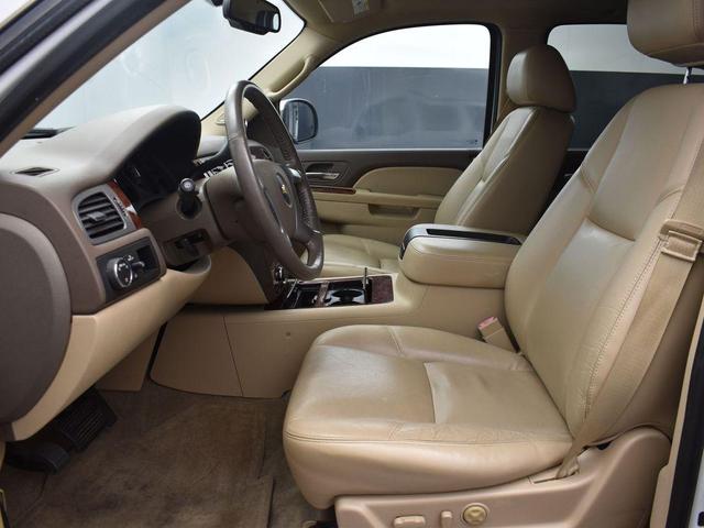 Photo of 2013 White Chevrolet Suburban