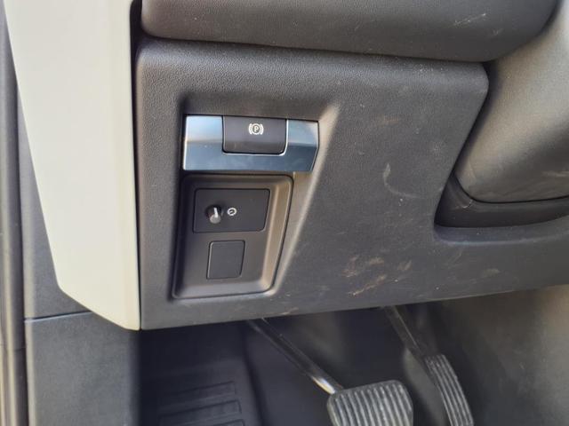 Photo of 2023 Fuji White Land Rover Defender