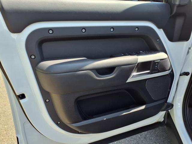 Photo of 2023 Fuji White Land Rover Defender