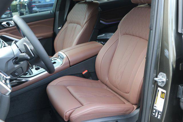 Photo of 2026 Manhattan Green Metallic BMW X7