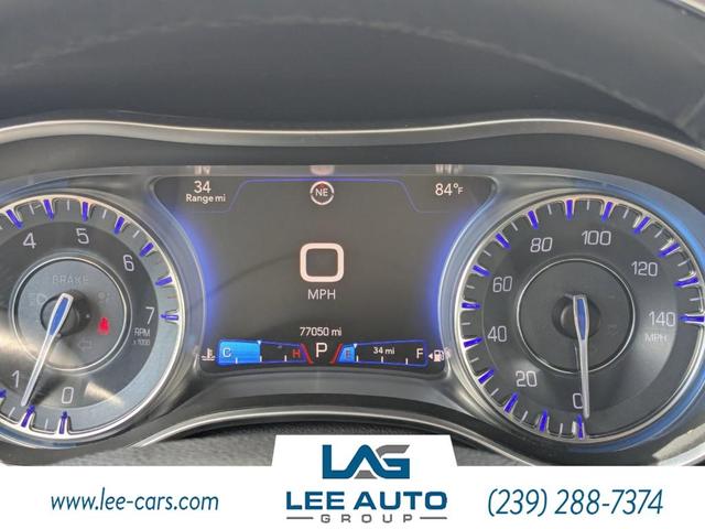 Photo of 2015 Bright White Clearcoat Chrysler 300C
