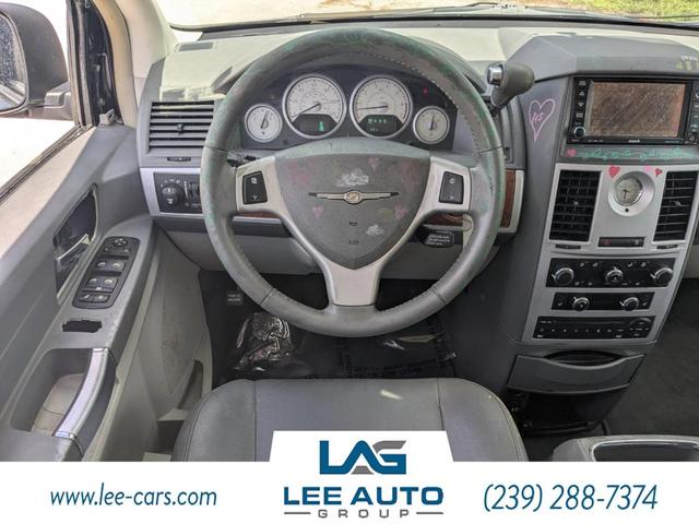 Photo of 2008 Brilliant Black Crystal Pearl Chrysler Town & Country