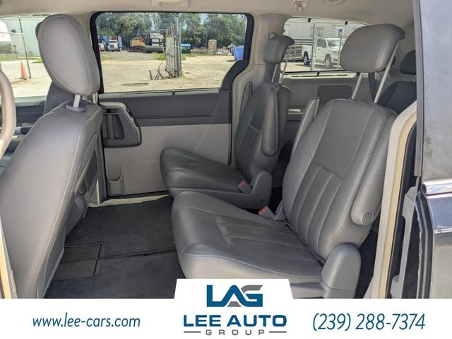 Photo of 2008 Brilliant Black Crystal Pearl Chrysler Town & Country