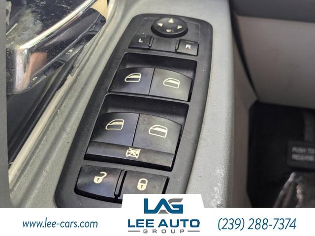 Photo of 2008 Brilliant Black Crystal Pearl Chrysler Town & Country