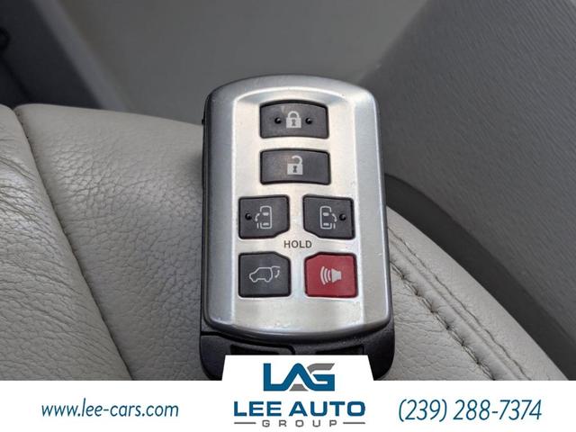 Photo of 2014 Black Toyota Sienna