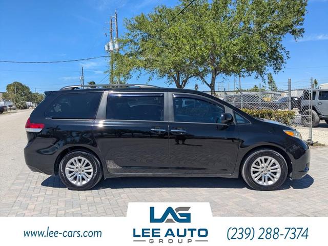 Photo of 2014 Black Toyota Sienna