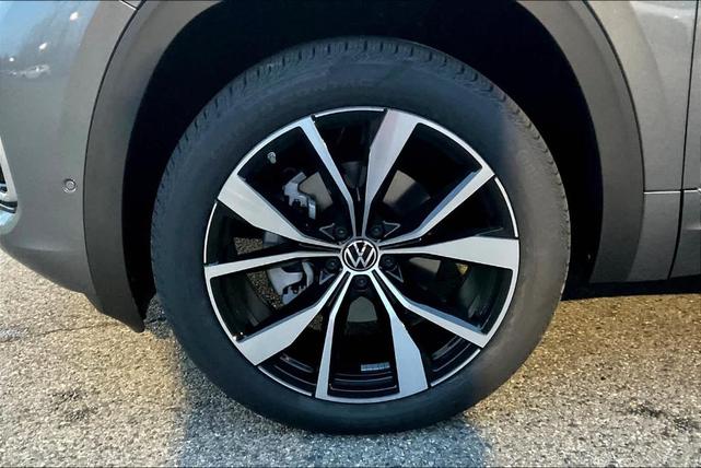 Photo of 2025 Platinum Gray Metallic Volkswagen Atlas