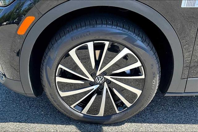 Photo of 2025 Deep Black Pearl Effect Volkswagen ID.4
