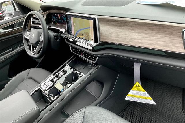 Photo of 2025 Opal White Pearl Effect Volkswagen Atlas