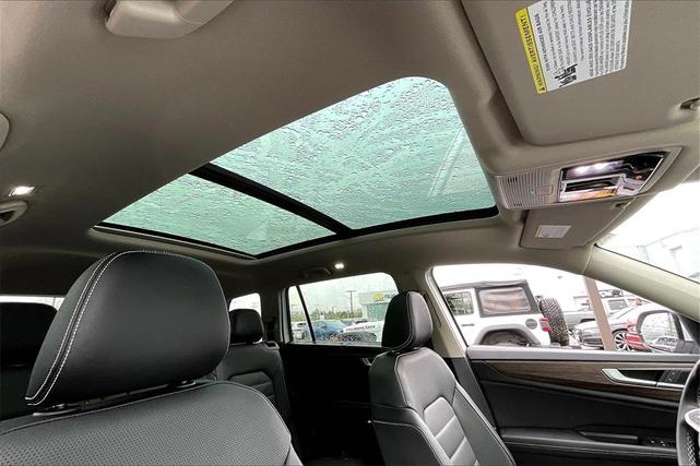 Photo of 2025 Opal White Pearl Effect Volkswagen Atlas