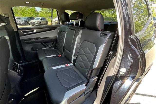 Photo of 2025 Deep Black Pearl Effect Volkswagen Atlas