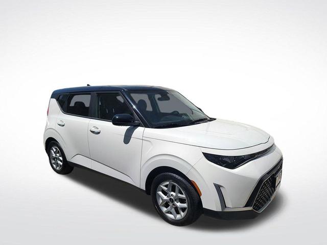 Photo of 2023 Clear White w/Black Roof Kia Soul