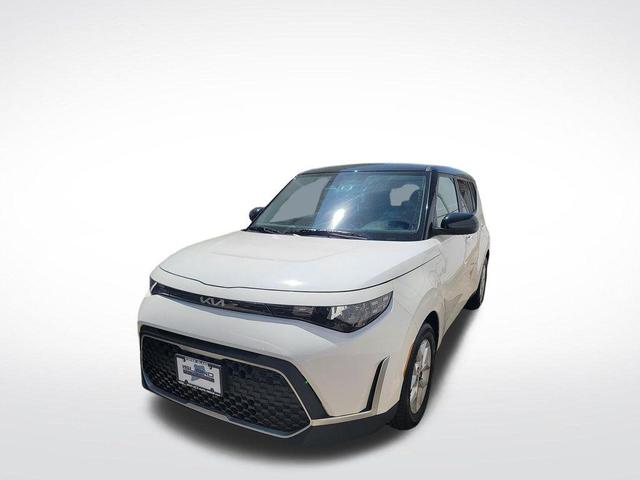 Photo of 2023 Clear White w/Black Roof Kia Soul