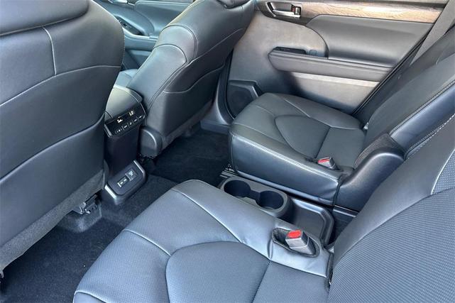 Photo of 2025 Heavy Metal Toyota Highlander Hybrid