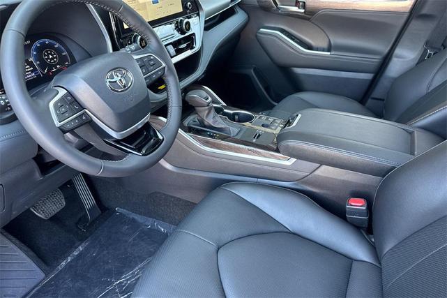Photo of 2025 Heavy Metal Toyota Highlander Hybrid