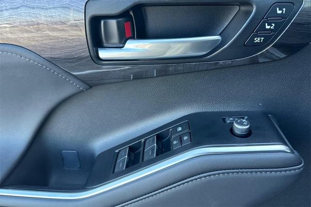 Photo of 2025 Heavy Metal Toyota Highlander Hybrid
