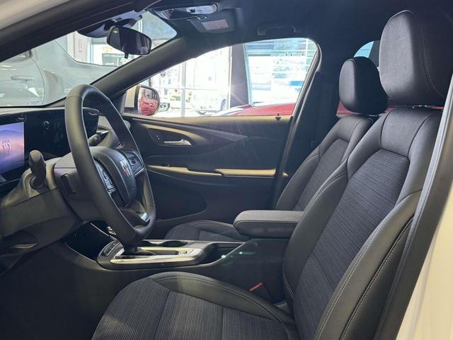 Photo of 2025 Summit White Buick Envista
