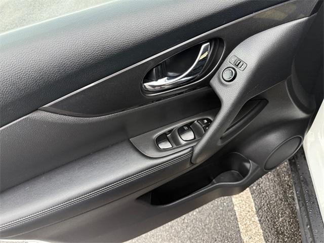 Photo of 2018 Glacier White Nissan Rogue