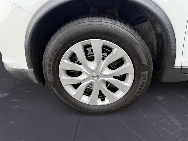 Photo of 2018 Glacier White Nissan Rogue