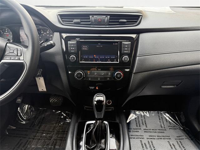 Photo of 2018 Glacier White Nissan Rogue