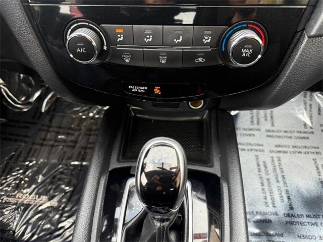 Photo of 2018 Glacier White Nissan Rogue
