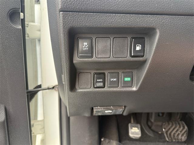 Photo of 2018 Glacier White Nissan Rogue