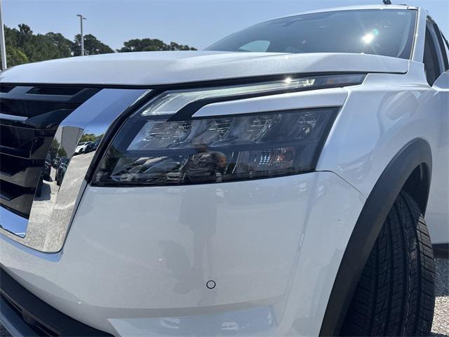 Photo of 2025 Everest White Pearl Tricoat Nissan Pathfinder