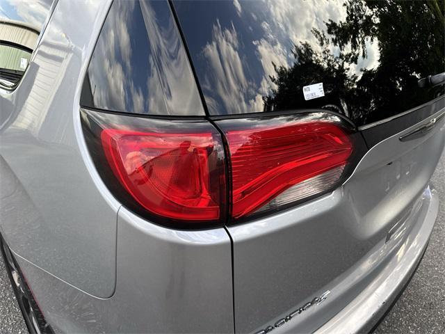 Photo of 2019 Billet Silver Metallic Clearcoat Chrysler Pacifica