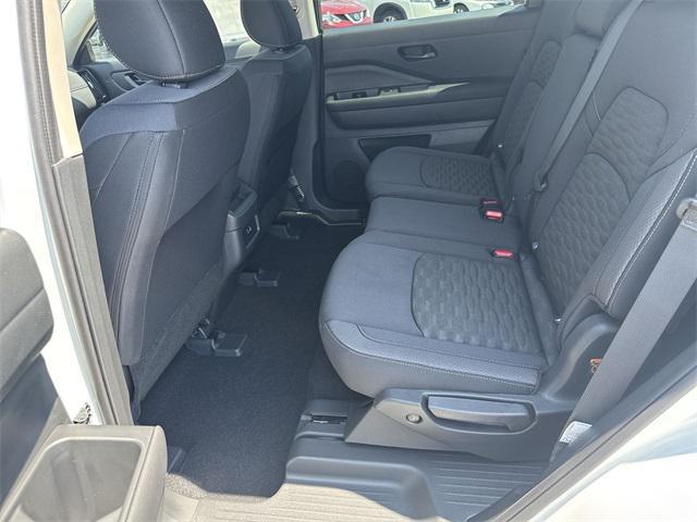 Photo of 2025 Glacier White Nissan Pathfinder