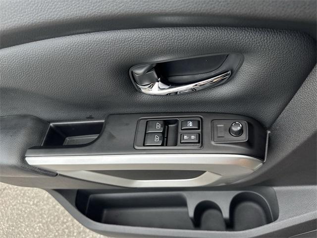 Photo of 2024 Glacier White Nissan Titan
