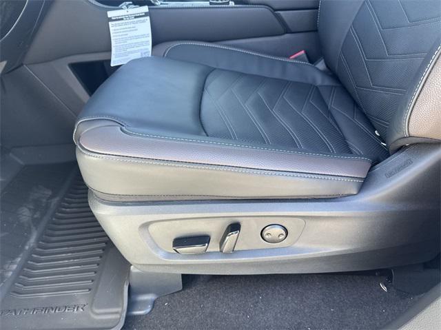 Photo of 2025 Everest White Pearl Tricoat Nissan Pathfinder