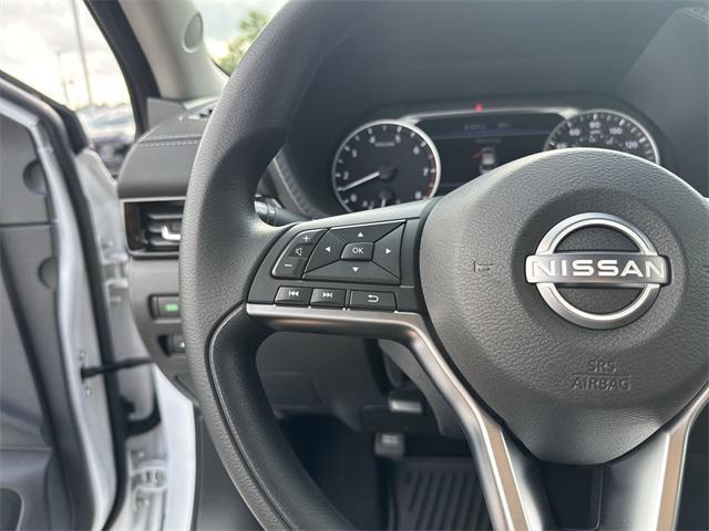 Photo of 2025 Aspen White Tricoat Nissan Sentra