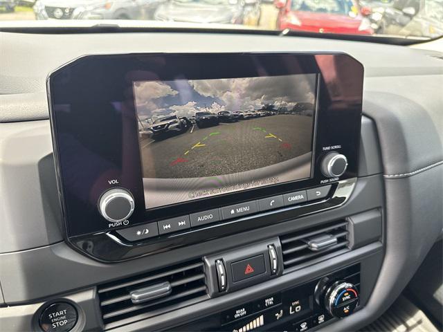 Photo of 2025 Glacier White Nissan Pathfinder