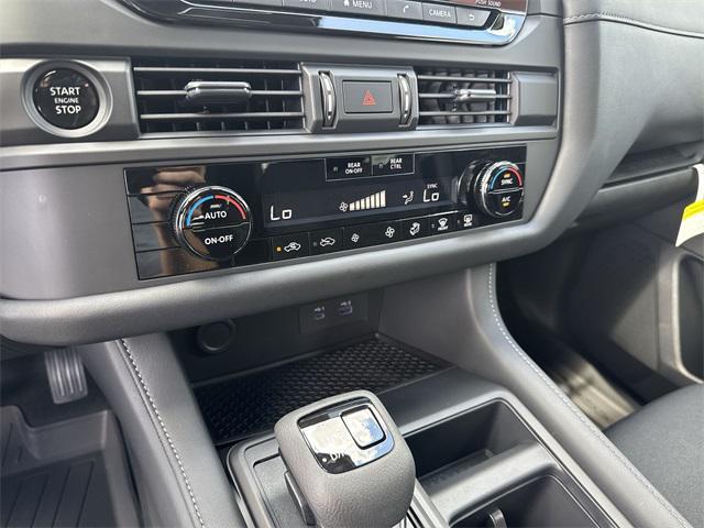 Photo of 2025 Glacier White Nissan Pathfinder