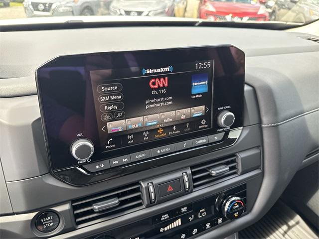 Photo of 2025 Glacier White Nissan Pathfinder