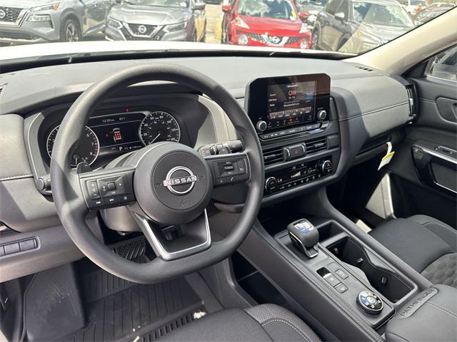 Photo of 2025 Glacier White Nissan Pathfinder