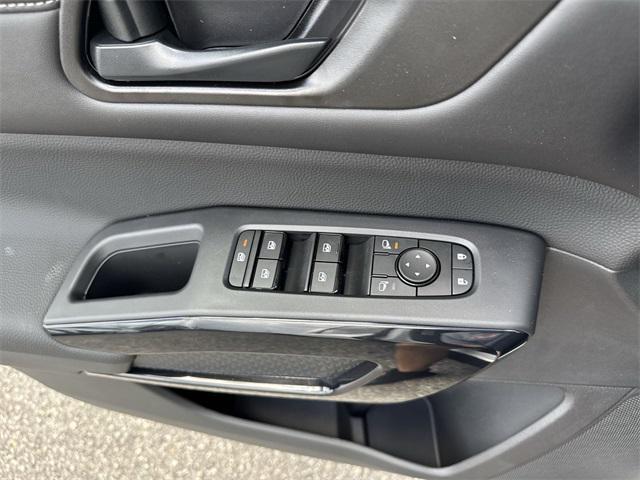 Photo of 2025 Glacier White Nissan Pathfinder