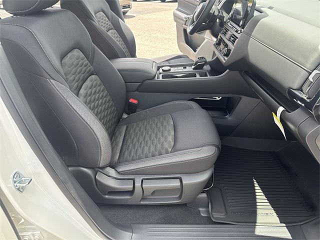 Photo of 2025 Glacier White Nissan Pathfinder