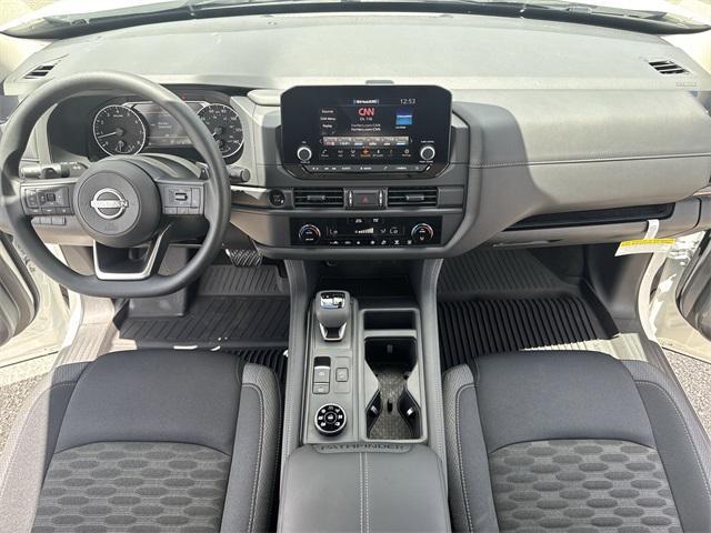 Photo of 2025 Glacier White Nissan Pathfinder