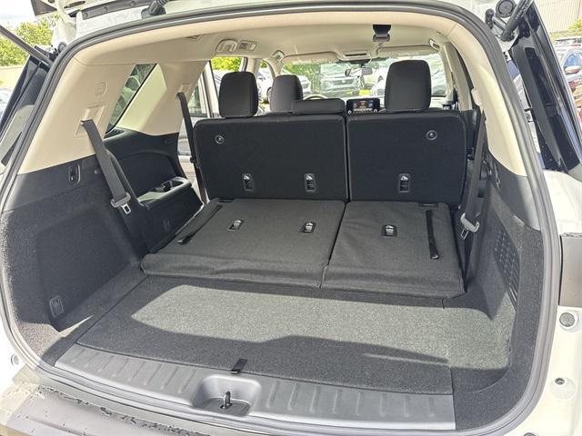 Photo of 2025 Glacier White Nissan Pathfinder