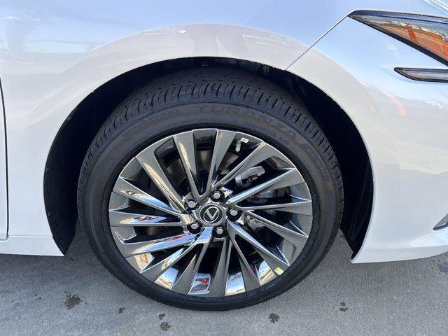 Photo of 2025 Eminent White Pearl Lexus ES 300h