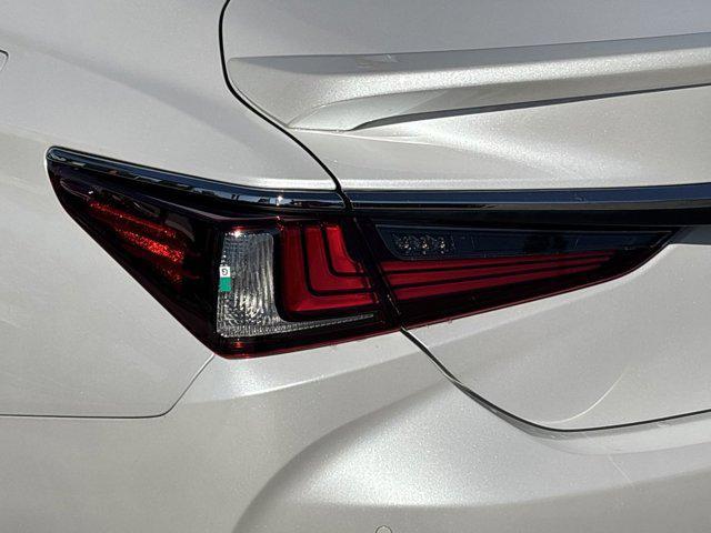Photo of 2025 Eminent White Pearl Lexus ES 300h