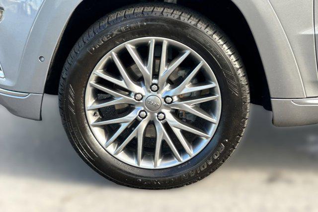 Photo of 2018 Billet Silver Metallic Clearcoat Jeep Grand Cherokee