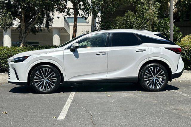 Photo of 2023 Eminent White Pearl Lexus RX 350