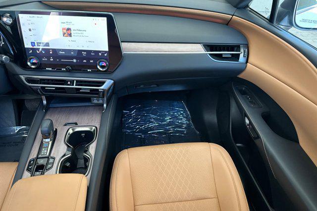 Photo of 2023 Eminent White Pearl Lexus RX 350