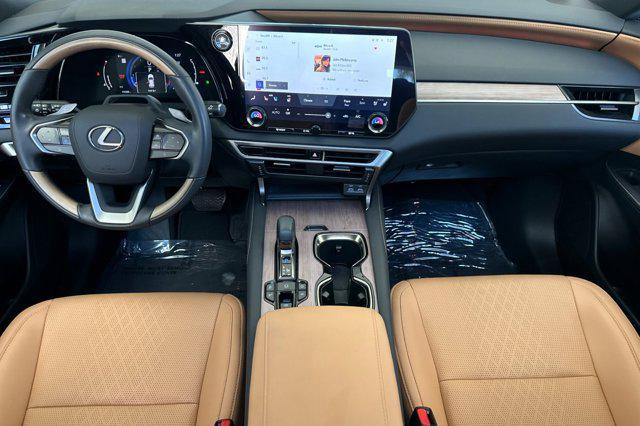 Photo of 2023 Eminent White Pearl Lexus RX 350