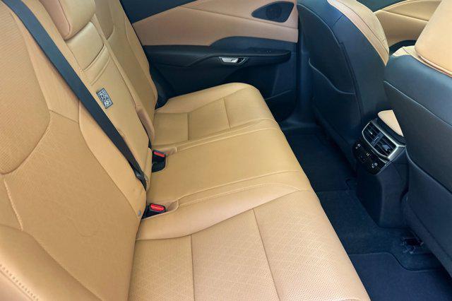 Photo of 2023 Eminent White Pearl Lexus RX 350